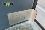 Protection pour porte enroulable en RVS304 avec 2 supports muraux – Skipper – Image 3