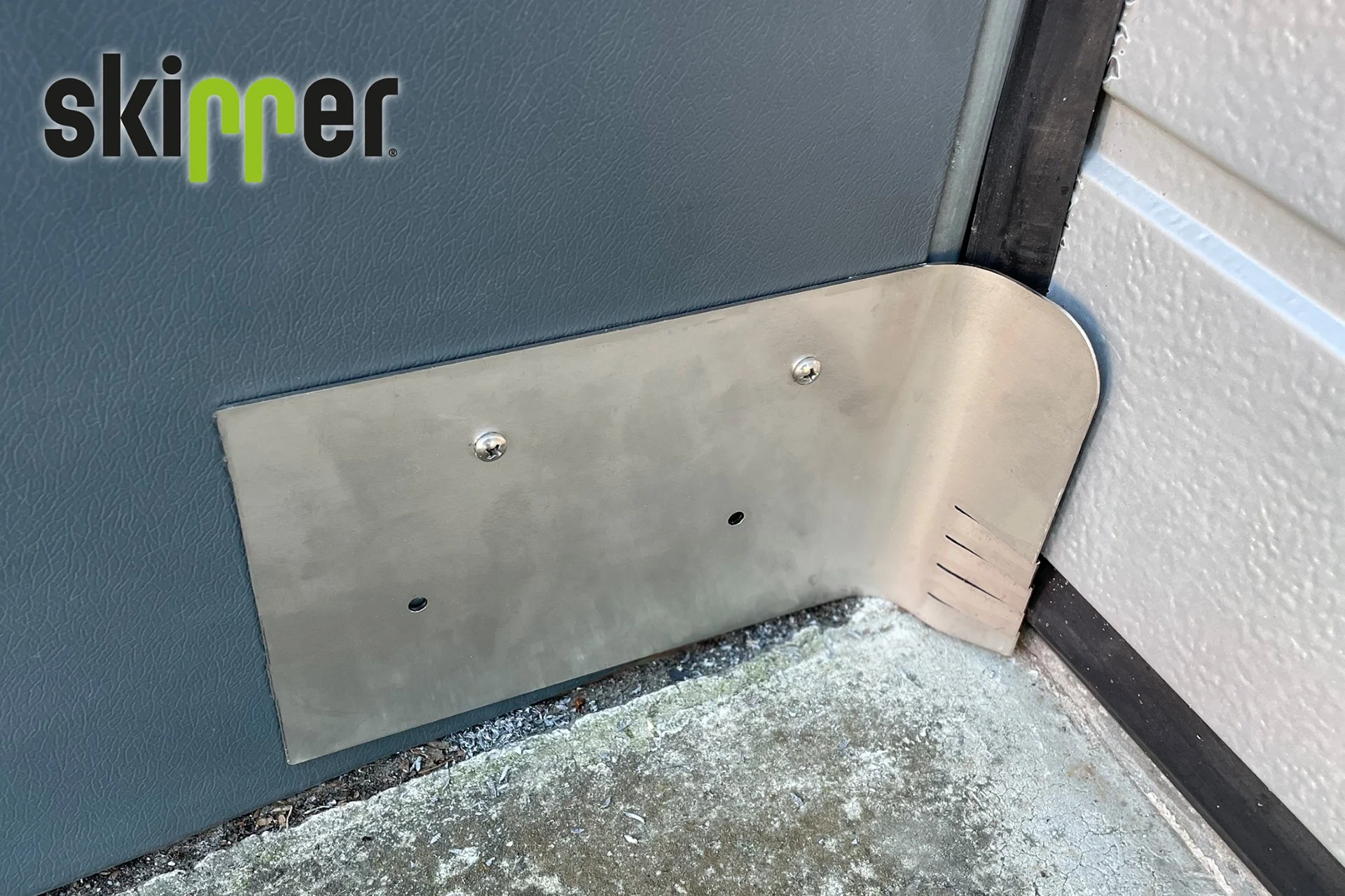 Protection pour porte enroulable en RVS304 avec 2 supports muraux – Skipper – Image 3