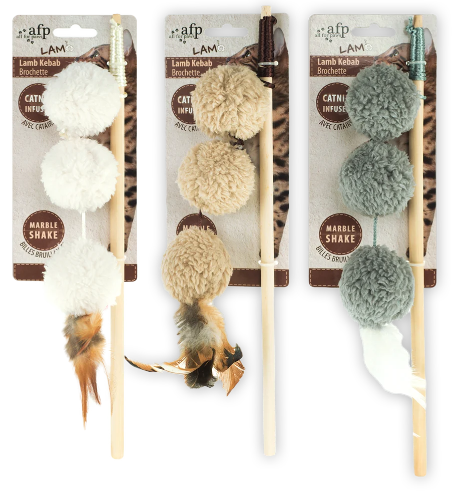 AFPK02107.png Canne à pêche pour chat avec 3 balles et herbe à chat, 64 cm – AFP Lambswool Lamb Kebab – Image 1