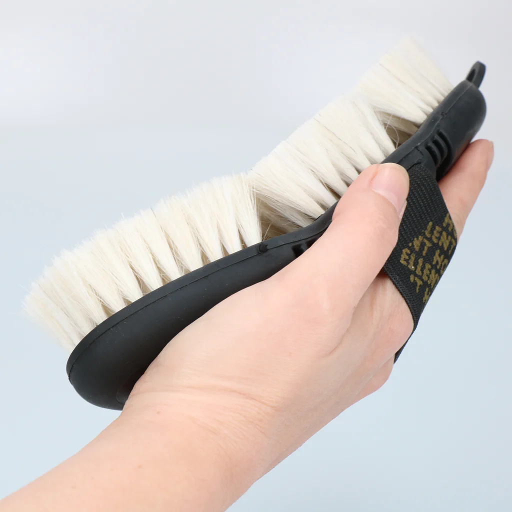 Brosse douce pour chevaux en poils de chèvre avec face supérieure flexible – Excellent Horse Flexi Brush Shine – Image 5