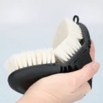 Brosse douce pour chevaux en poils de chèvre avec face supérieure flexible – Excellent Horse Flexi Brush Shine – Image 6