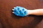 Brosse de massage pour chevaux avec 7 rouleaux en acier inoxydable, bleue, 16 x 10 cm – Image 4