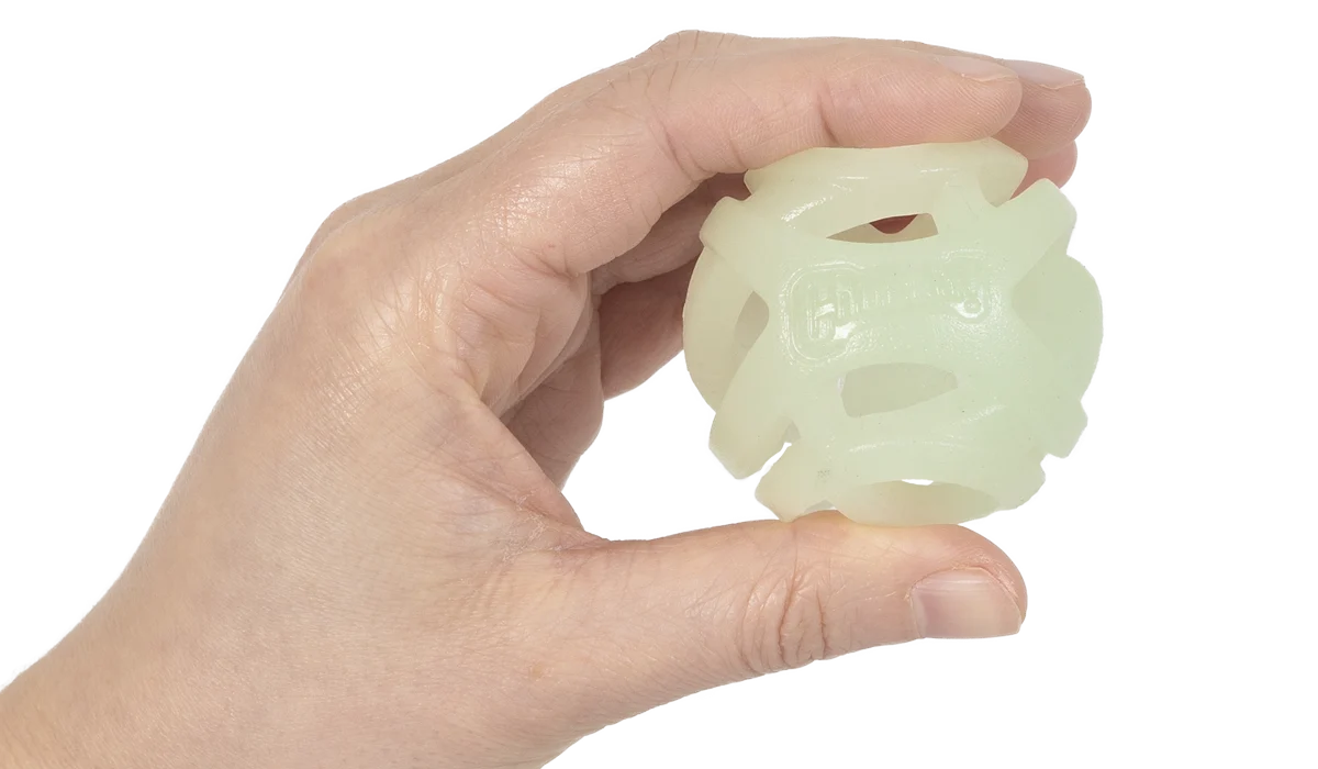 Balle lumineuse pour chien S, flottante, 4,5 cm, 2 pièces – Chuckit! Air Glow Fetch Ball – Image 2