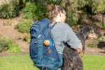 Lanceur de balles avec balle en caoutchouc, pliable, 46 cm déplié – Chuckit! Fetch & Fold Launcher Mini – Image 4