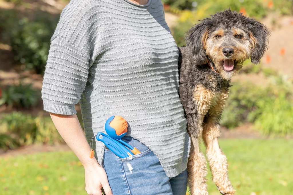 Lanceur de balles avec balle en caoutchouc, pliable, 46 cm déplié – Chuckit! Fetch & Fold Launcher Mini – Image 5