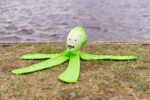 Jouet pour chien avec couineur et tentacules froissantes, L 37 cm, orange – Dog Comets Alien Octo – Image 5