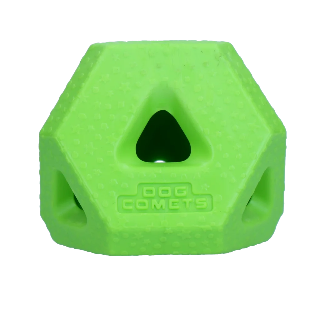 Cube à friandises en caoutchouc TPR pour friandises et bâtons à mâcher, vert – Dog Comets Treat Lock Cube – Image 1
