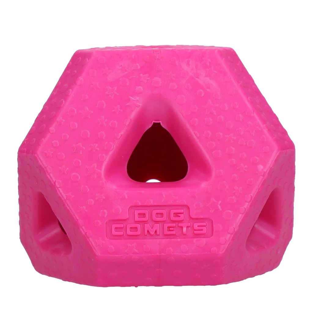 COME086C2.png Jouet cube à friandises en caoutchouc TPR pour snacks et bâtonnets à mâcher, rose – Dog Comets Treat Lock Cube – Image 1