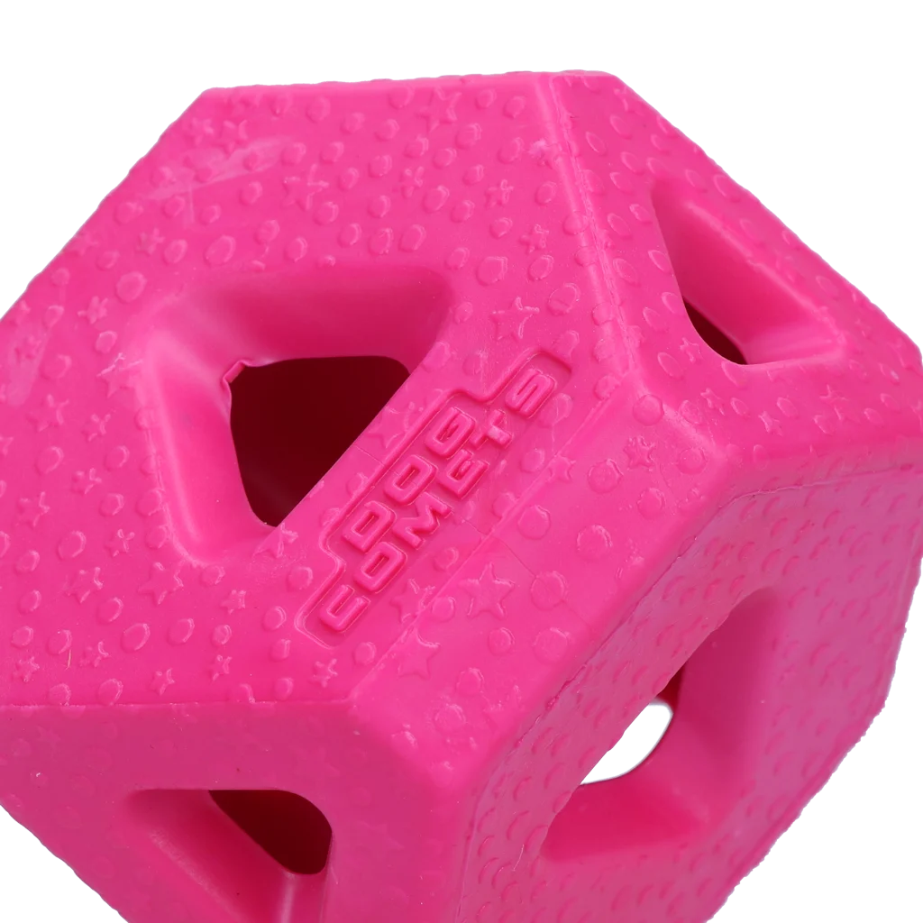 Jouet cube à friandises en caoutchouc TPR pour snacks et bâtonnets à mâcher, rose – Dog Comets Treat Lock Cube – Image 2