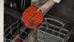 Tapis de léchage rond à alvéoles profondes, rouge, ø 21 cm – Eat Slow Live Longer Lick Mat Dimensions Circle – Image 4