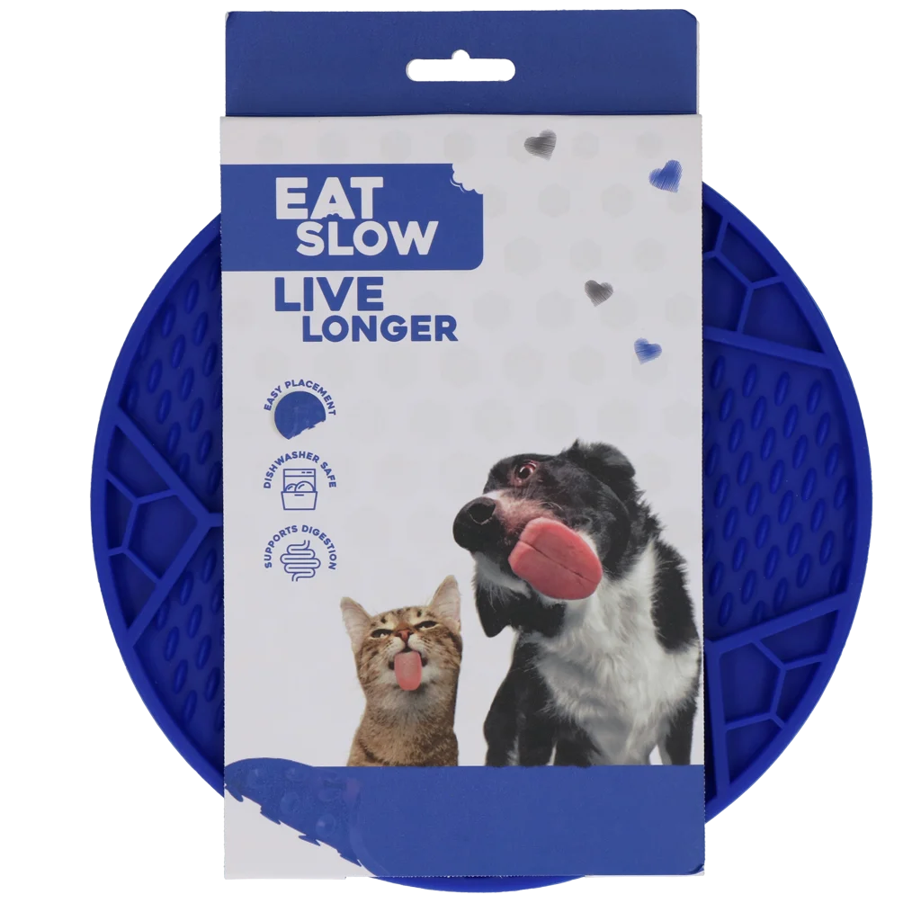 Tapis de léchage pour chien avec motif ballon de football et ventouses, Ø 22 cm, Bleu – Eat Slow Live Longer Lick Mat Soccer Ball – Image 1