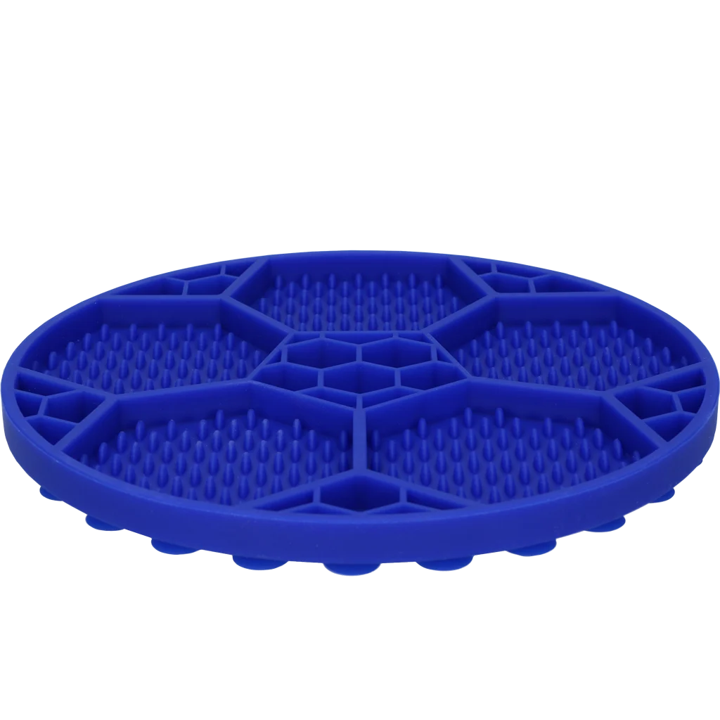 Tapis de léchage pour chien avec motif ballon de football et ventouses, Ø 22 cm, Bleu – Eat Slow Live Longer Lick Mat Soccer Ball – Image 3