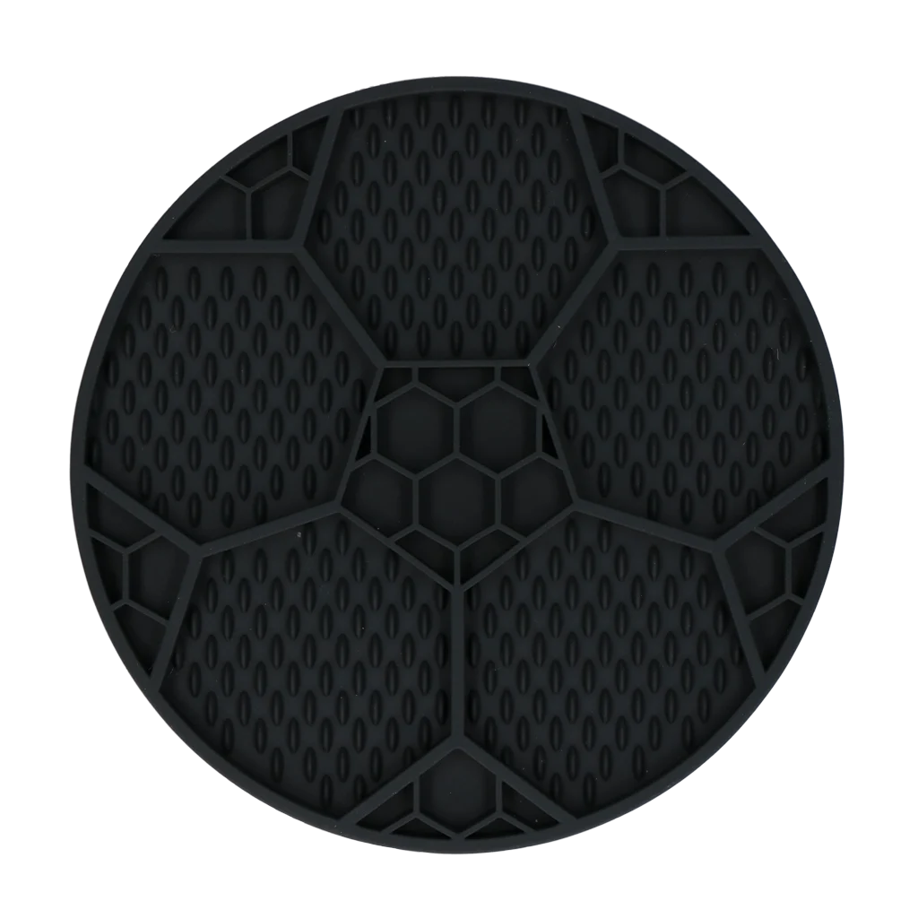 Tapis de léchage pour chiens avec motif de ballon de football et ventouses, Ø 22 cm, gris – Eat Slow Live Longer Lick Mat Soccer Ball – Image 2