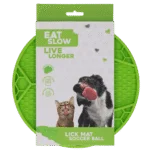 Tapis de léchage pour chiens avec motif de ballon de football et ventouses, Ø 22 cm, vert – Eat Slow Live Longer Lick Mat Soccer Ball