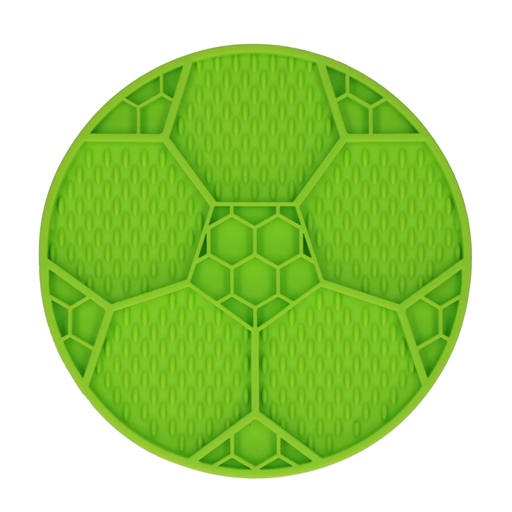 Tapis de léchage pour chiens avec motif de ballon de football et ventouses, Ø 22 cm, vert – Eat Slow Live Longer Lick Mat Soccer Ball – Image 2