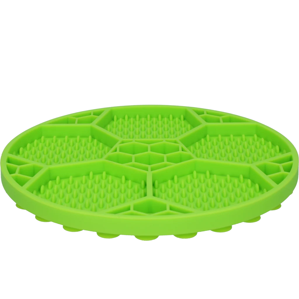 Tapis de léchage pour chiens avec motif de ballon de football et ventouses, Ø 22 cm, vert – Eat Slow Live Longer Lick Mat Soccer Ball – Image 3