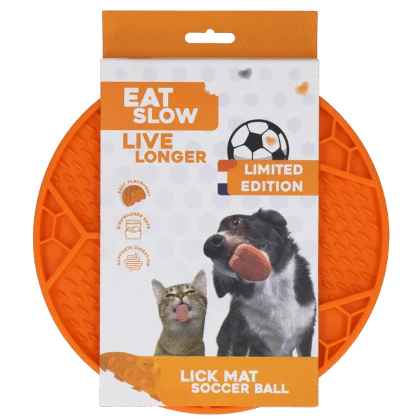Tapis de léchage pour chien avec motif ballon de football et ventouses, Ø 22 cm, orange – Eat Slow Live Longer Lick Mat Soccer Ball