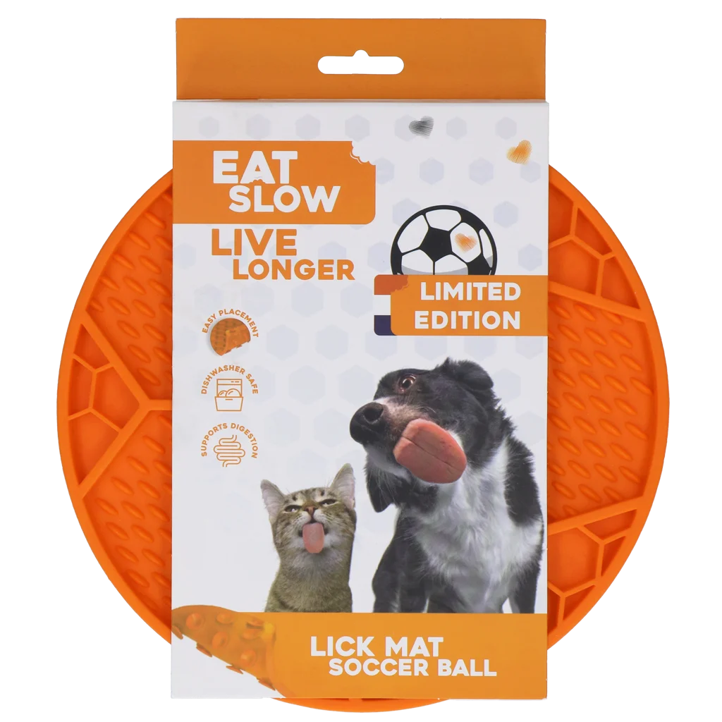 EATS067F.png Tapis de léchage pour chien avec motif ballon de football et ventouses, Ø 22 cm, orange – Eat Slow Live Longer Lick Mat Soccer Ball – Image 1