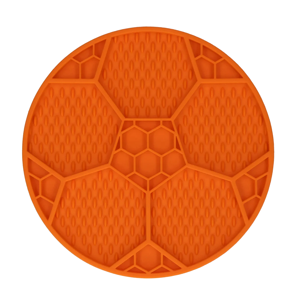 Tapis de léchage pour chien avec motif ballon de football et ventouses, Ø 22 cm, orange – Eat Slow Live Longer Lick Mat Soccer Ball – Image 3