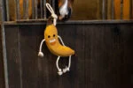 Jouet de box pour chevaux en cuir garni de jute, banane, 40 x 12 x 5 cm – Excellent Horse Foodie Friends Banana – Image 4