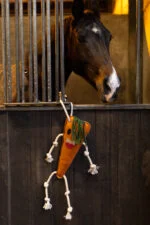 Jouet de box pour chevaux en cuir avec garnissage en jute, carotte, 40 x 16 x 5 cm – Excellent Horse Foodie Friends Carrot – Image 3