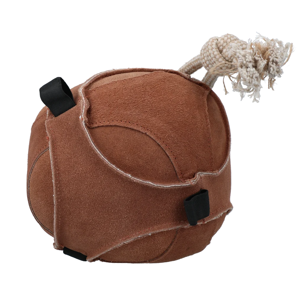 EXCE01070A.png Balle de jeu pour cheval en suède avec boucles pour friandises, marron – Excellent Horse Fun Play Ball Suede – Image 1