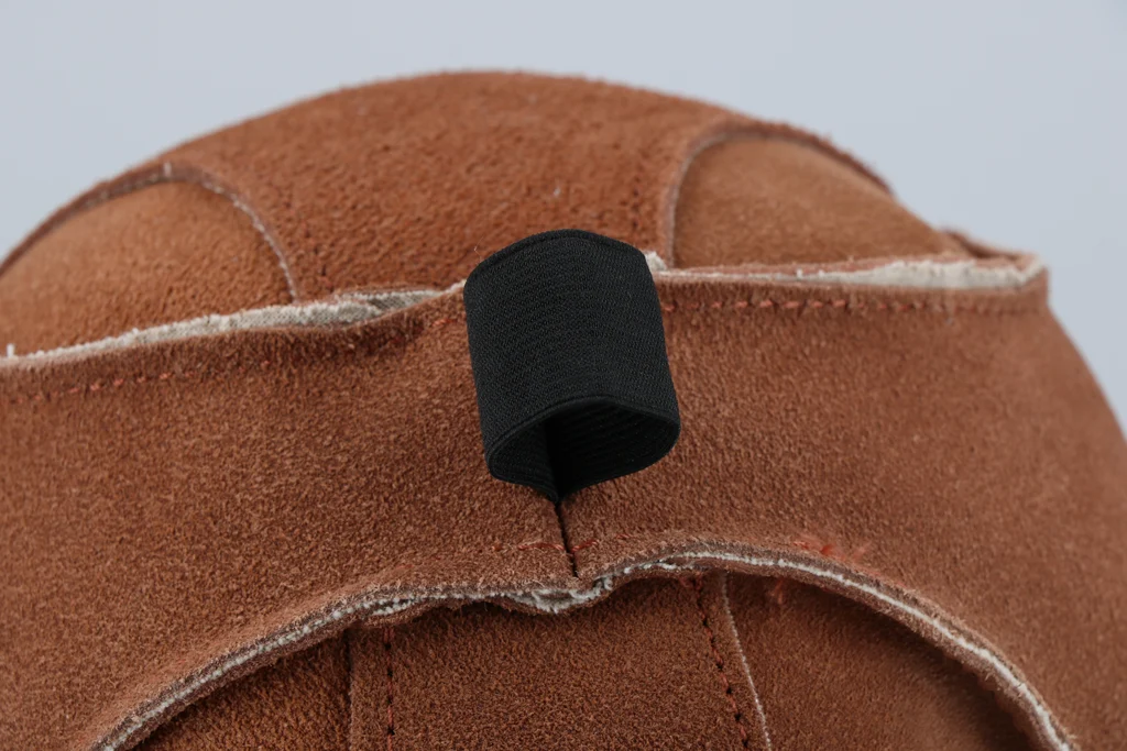 Balle de jeu pour cheval en suède avec boucles pour friandises, marron – Excellent Horse Fun Play Ball Suede – Image 3