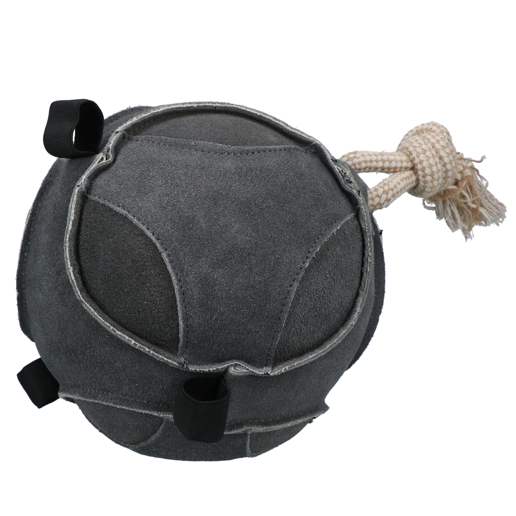 EXCE01070C.png Balle de jeu pour cheval en suède avec boucles élastiques, grise – Excellent Horse Fun Play Ball – Image 1