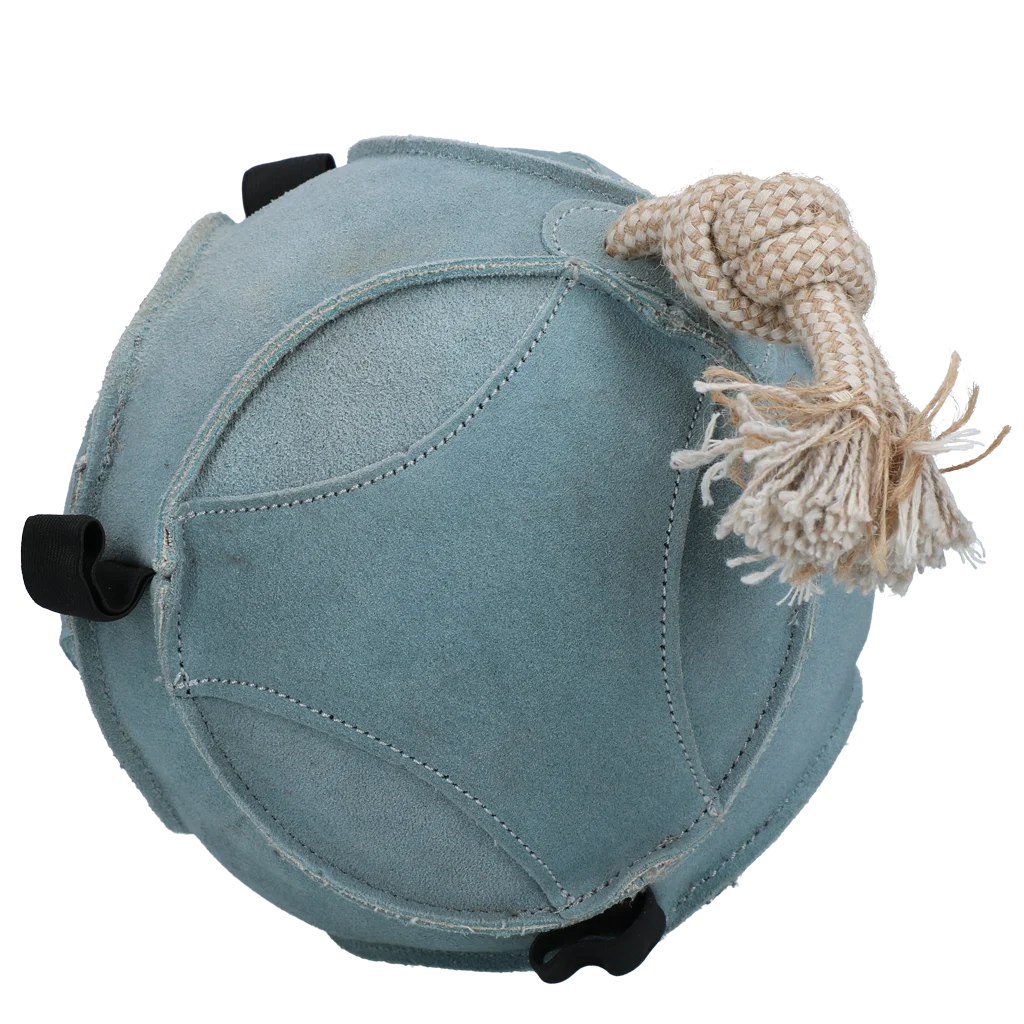 Balle de jeu en daim pour cheval avec boucles à friandises, bleue – Excellent Horse Fun Play Ball Suede – Image 2