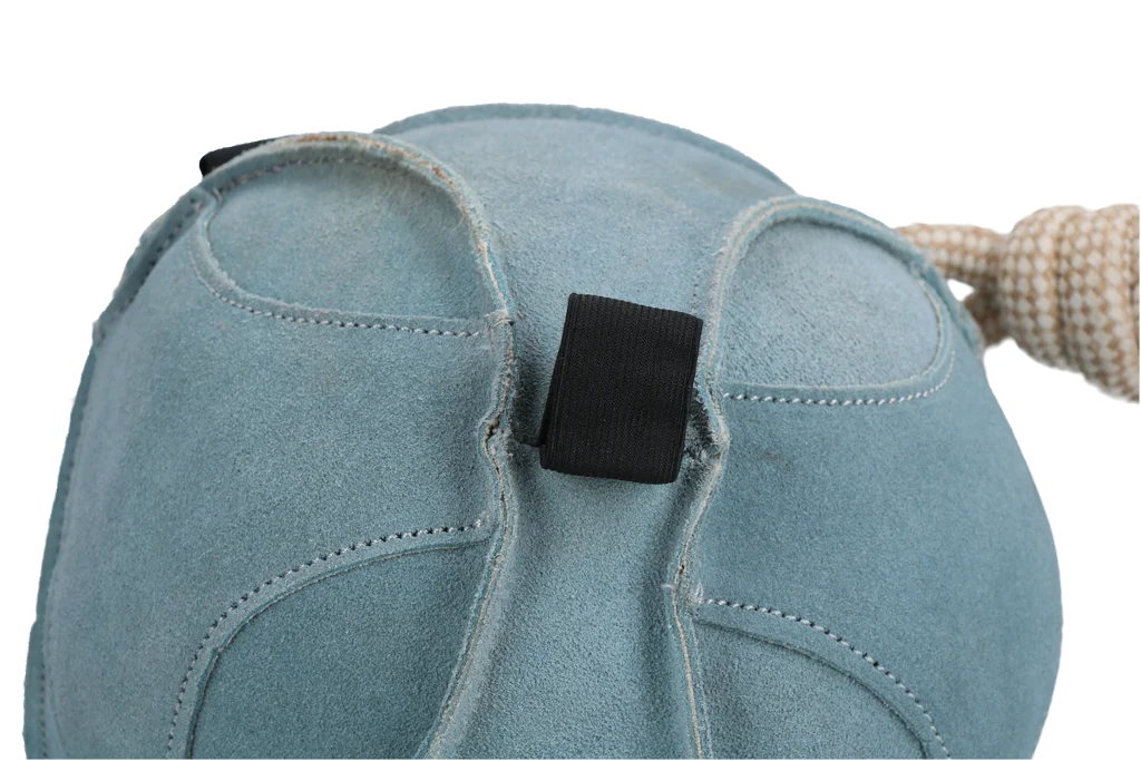 Balle de jeu en daim pour cheval avec boucles à friandises, bleue – Excellent Horse Fun Play Ball Suede – Image 3