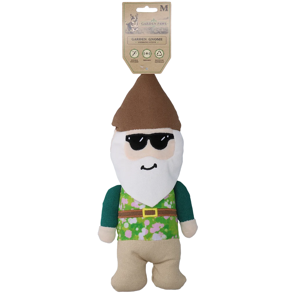 Peluche pour chien nain de jardin avec couineur M – Garden Paws Garden Gnome Smirking Steve M – Image 1
