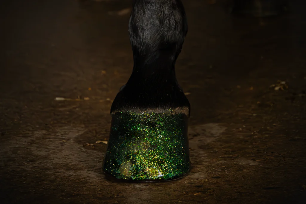 Vernis pailleté vert pour sabots, 150 ml – Excellent Horse Hi Gloss Glitter Hoof Polish – Image 2
