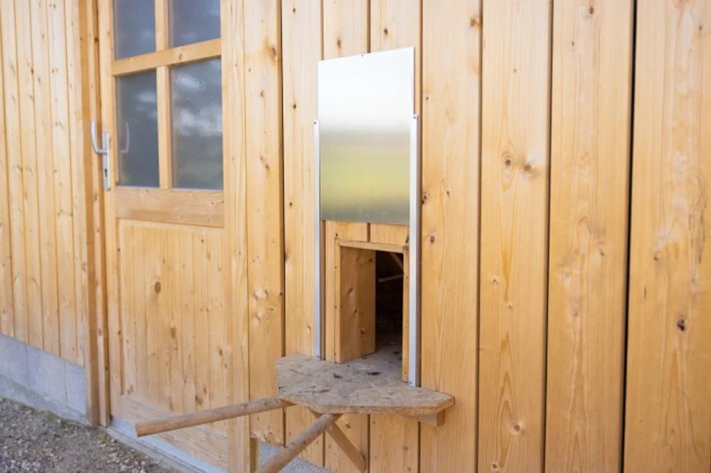 Porte coulissante pour poulailler, avec rails, taille S, 22 x 33 cm – Kerbl – Image 2