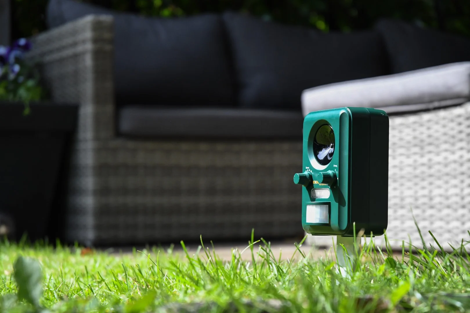 Répulsif solaire pour animaux avec détecteur de mouvement et flash – Knock Pest Solar Animal Repeller – Image 4