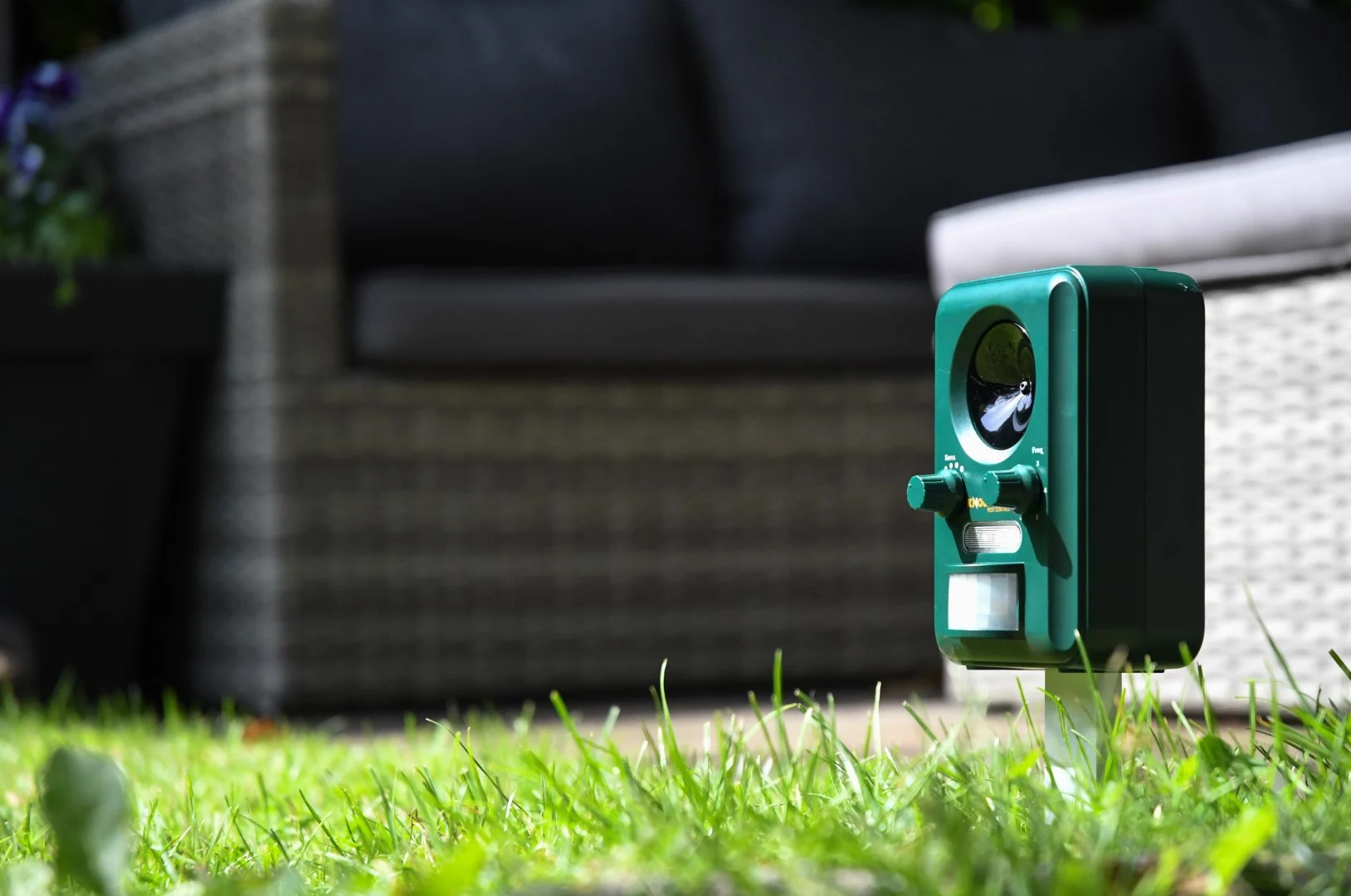 Répulsif solaire pour animaux avec détecteur de mouvement et flash – Knock Pest Solar Animal Repeller – Image 5