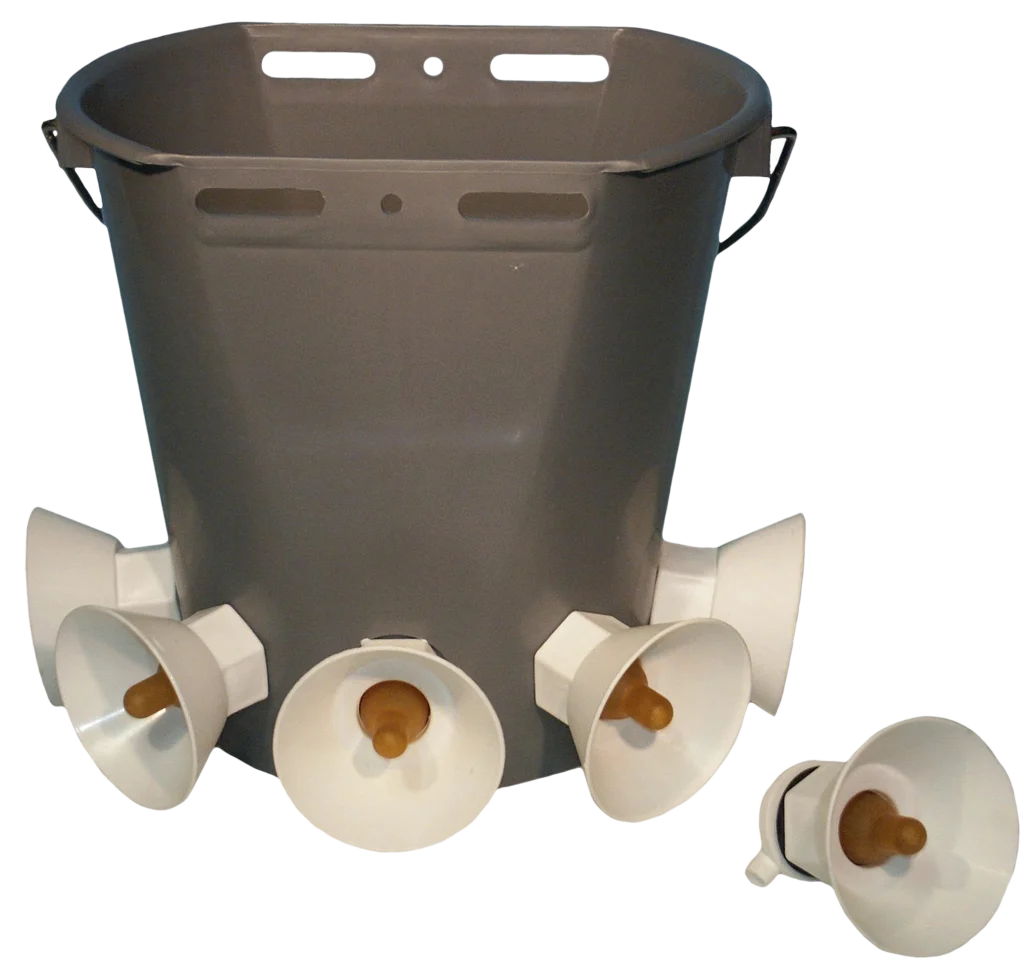 Seau d’allaitement pour agneaux double face avec 5 tétines et protecteurs, gris – Image 1