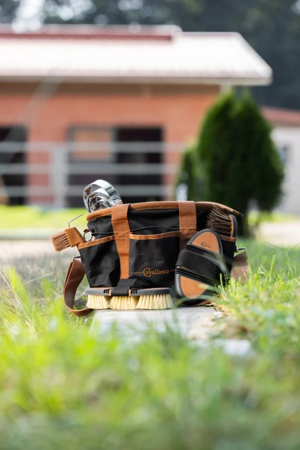 Sac de pansage avec 6 poches extérieures et bandoulière amovible, noir, 28 x 20 x 22 cm – Covalliero Grooming Bag – Image 2