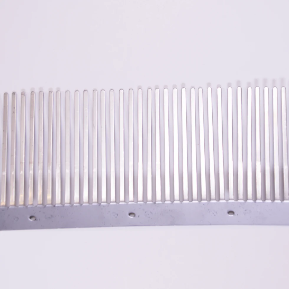 Grille anti-oiseaux en acier inoxydable pour tuiles, 1000 mm, hauteur des pointes 75 mm – VentiStrip XL75 – Image 3