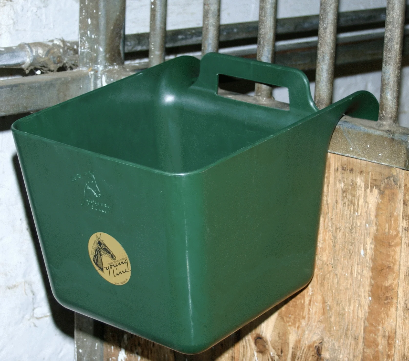 Mangeoire suspendue pour chevaux avec poignée, 11 l, verte – Ok-Plast – Image 3