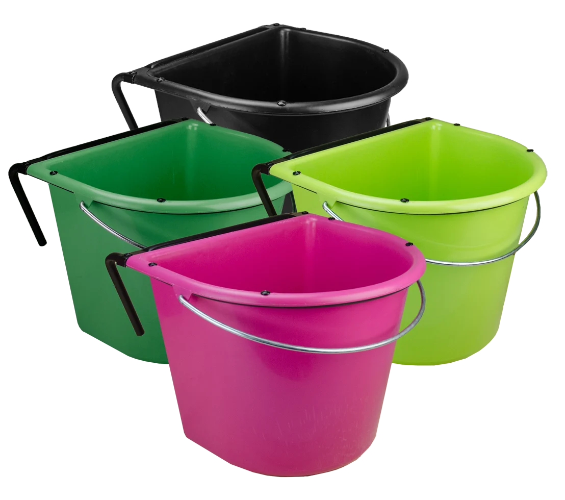 Mangeoire suspendue pour chevaux avec anse métallique, 15 l, rose – Vplast – Image 1